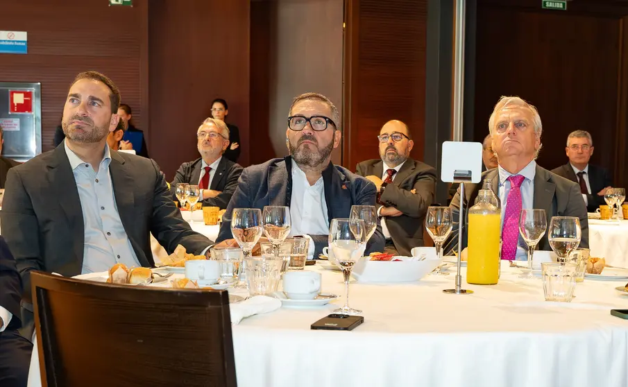 Imagen del evento con Miguel L&oacute;pez Abad en el centro de la imagen junto a Juan Francisco Zambudio (izquierda) y Francisco Ingl&eacute;s del Info (corbata rosa).