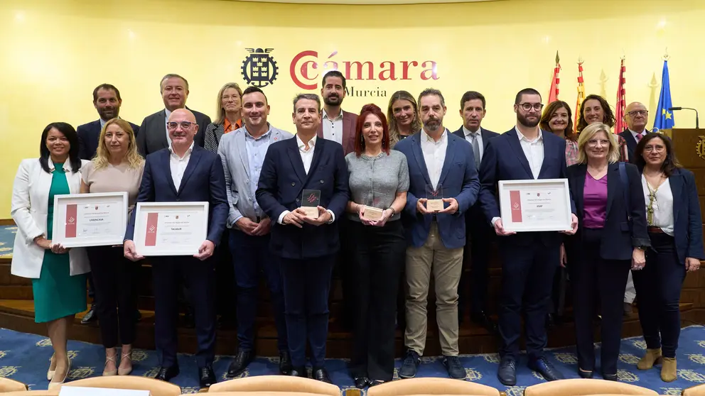Imagen de familia de los ganadores de la I Edici&oacute;n de los Premios Empresa SFS de la Regi&oacute;n junto al jurado.