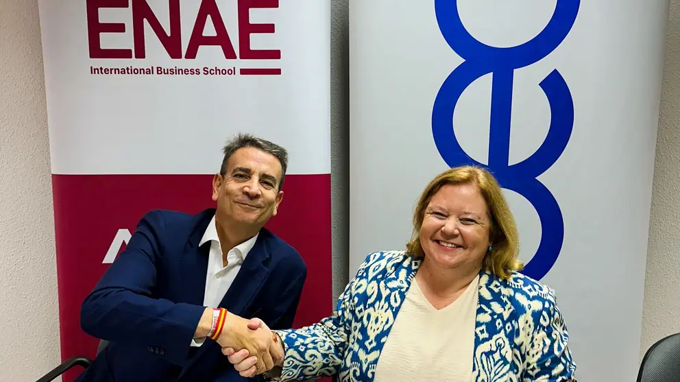 Miguel L&oacute;pez Gonz&aacute;lez de Le&oacute;n, director general de ENAE, y Ana Correa, presidenta de COEC, tras la firma del convenio de colaboraci&oacute;n.