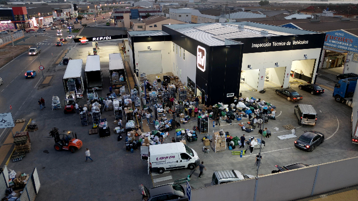 Instalaciones de LA HITA, con miles de productos dispuestos para su env&iacute;o a Valencia
