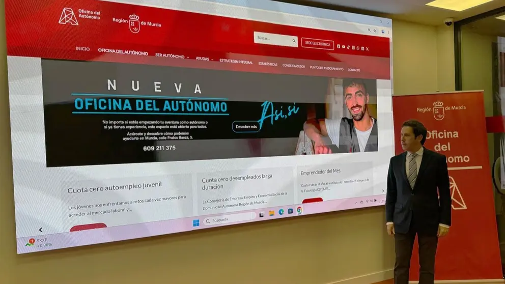 El director general de Aut&oacute;nomos y Econom&iacute;a Social, Antonio Pasqual del Riquelme, en la Oficina del Aut&oacute;nomo. (CARM)
