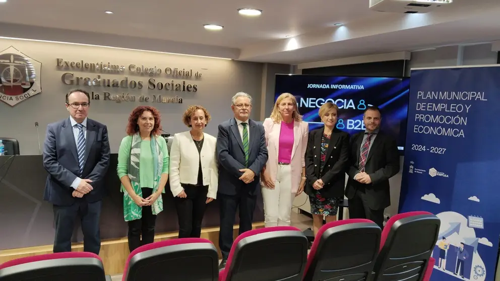 Imagen de familia durante la presentaci&oacute;n de la herramienta digital Negocia B2B. (Ayuntamiento de Murcia)