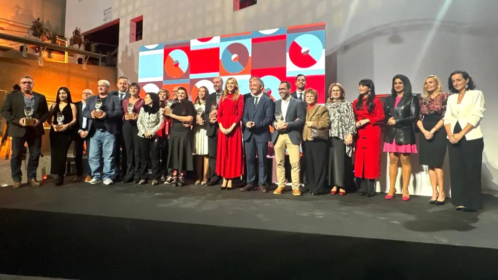 La consejera de Empresa, Marisa L&oacute;pez Arag&oacute;n, con los galardonados en los Premios Regionales de Artesan&iacute;a. (CARM)