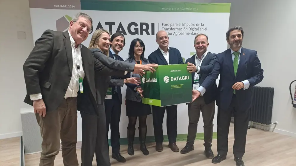 Imagen del acto de traspaso de la organizaci&oacute;n del Foro 'Datagri' durante la celebraci&oacute;n del foro 2024 en Madrid. (CARM)