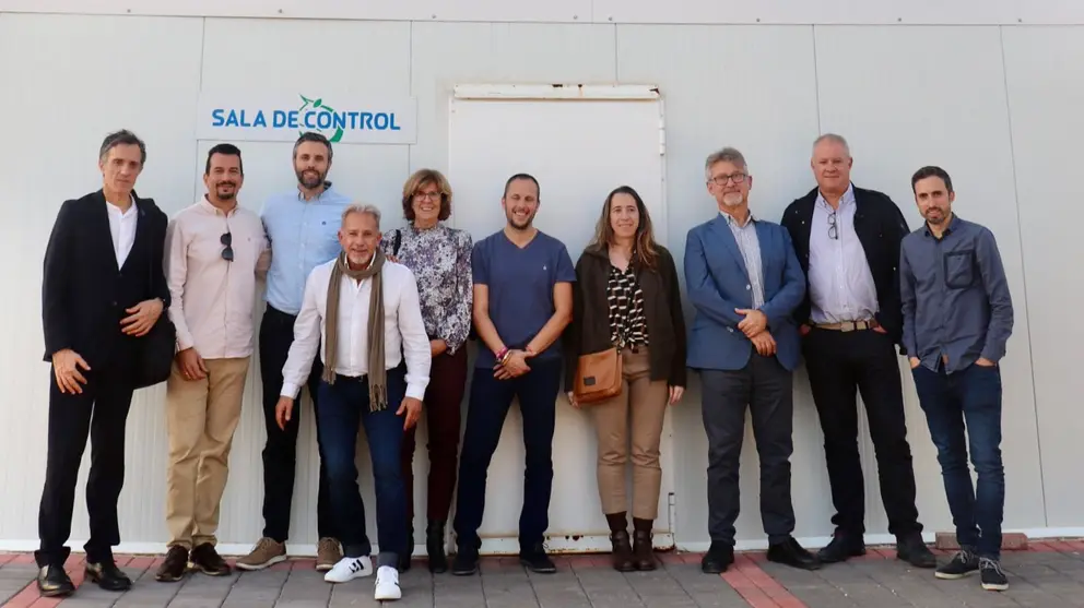 Representantes de la Comisi&oacute;n Europea y de otras entidades participantes en el proyecto Life Superbiodiesel visitan la planta piloto, ubicada en las instalaciones de Organovac en Lorca. (Nebo Comunicaci&oacute;n)