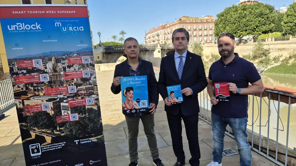 Imagen de la presentaci&oacute;n de la campa&ntilde;a con la presencia del concejal de Comercio, Jes&uacute;s Pacheco. (Ayuntamiento de Murcia)