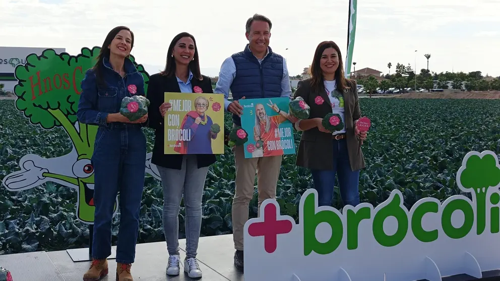La consejera de Agricultura, Sara Rubira, en el acto del primer corte de br&oacute;coli de la asociaci&oacute;n +Br&oacute;coli. (CARM)