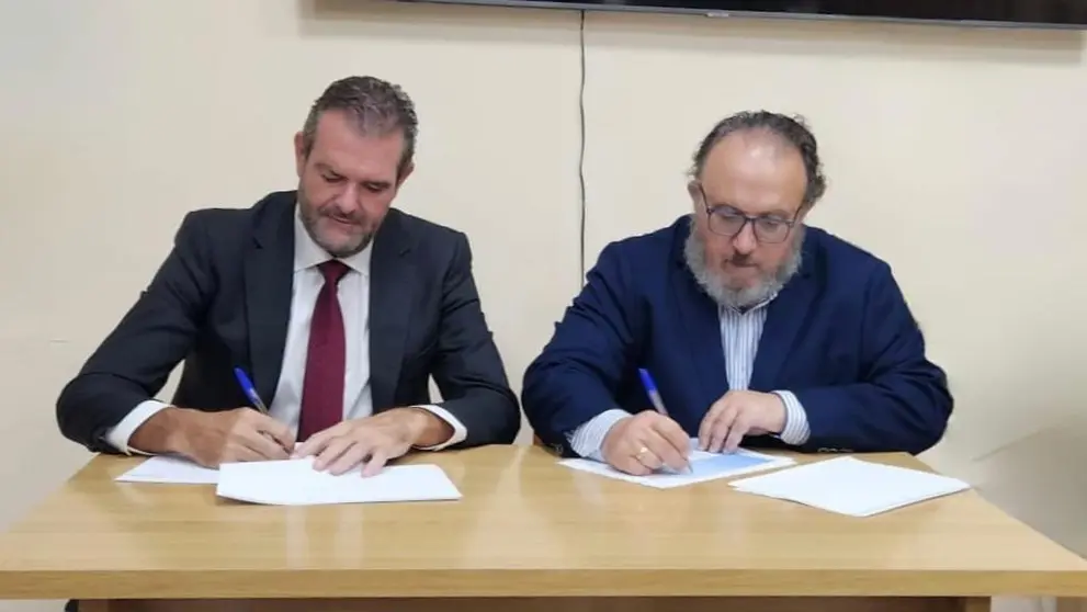 El presidente de Hefame, Enrique Ayuso, y el presidente de la Asociaci&oacute;n Proyecto Alfa, Roberto Larraona, firman en Melilla el acuerdo para la colaboraci&oacute;n de la Fundaci&oacute;n de la cooperativa en el proyecto 'BieneStar: Promoci&oacute;n de la salud en personas vulnerables'. (Hefame)