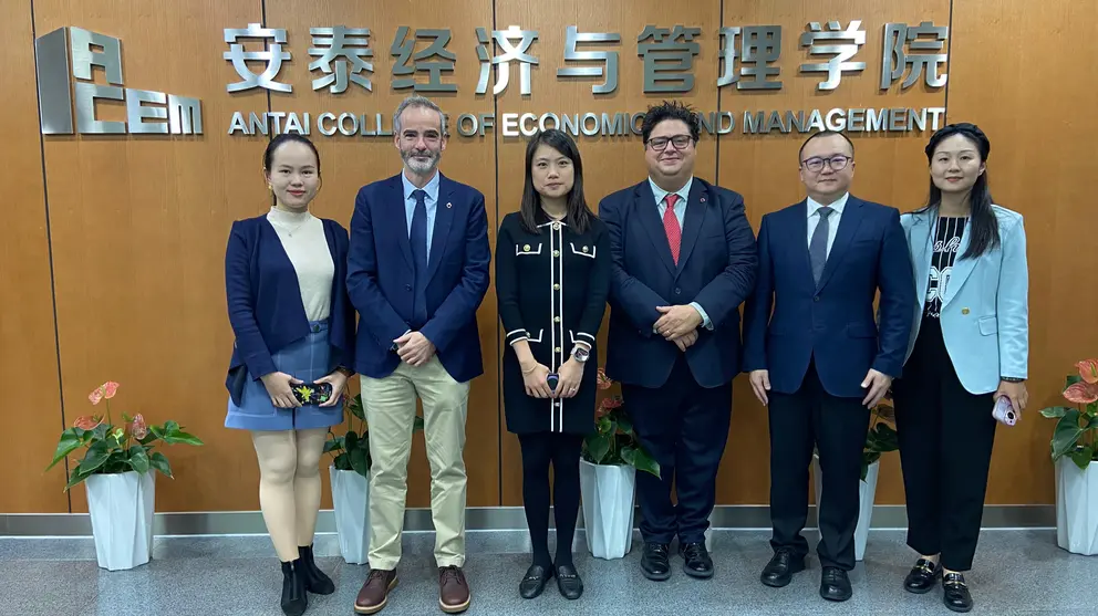 El decano de la Facultad, Samuel Baixauli y Marcos Ant&oacute;n, vicedecano de Relaciones Internacionales, visitan el campus de la Shanghai Jiao Tong University, donde se encuentra Antai College of Economics and Management (ACEM). (Universidad de Murcia)