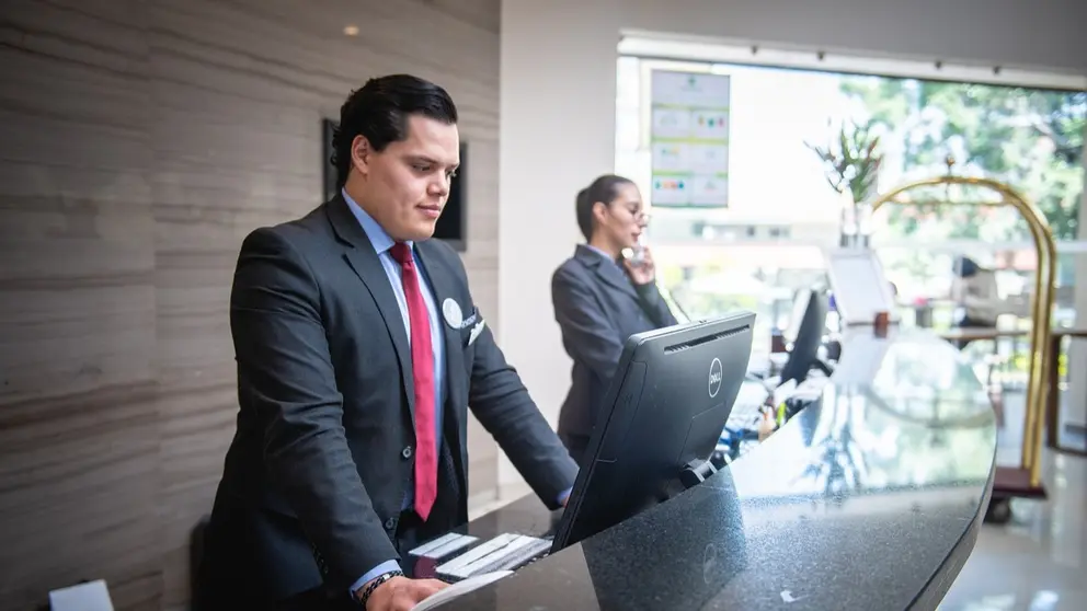 Recepci&oacute;n de un hotel. (Imagen de Rodrigo Salom&oacute;n Ca&ntilde;as en Pixabay)