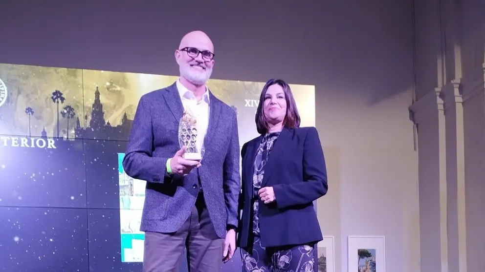 Portavoz recibe su galard&oacute;n en los premios Agripina. (Portavoz)