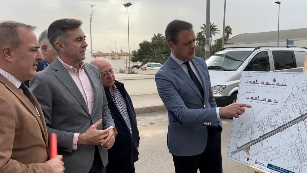 El consejero de Presidencia, Marcos Ortu&ntilde;o, el alcalde de San Pedro del Pinatar, Pedro Javier S&aacute;nchez, y el director general de Administraci&oacute;n Loca, Francisco Abril, revisan el plan de obras en la avenida Doctor Artero Guirao. (CARM)