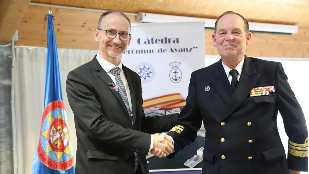 El rector de la UPCT, Mathieu Kessler, y el almirante de Acci&oacute;n Mar&iacute;tima, Victoriano Gilabert. (UPCT)