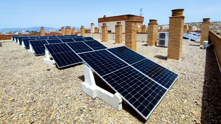 Instalaci&oacute;n fotovoltaica en una comunidad de vecinos de Molina de Segura, Murcia.- (Foto-Konery)