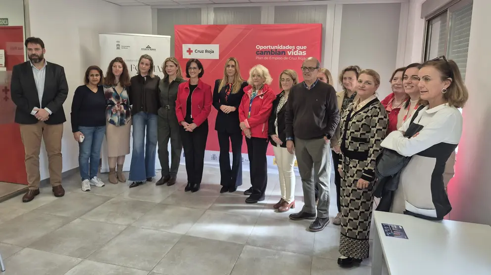 Imagen de familia durante la presentaci&oacute;n de los resultados de la primera edici&oacute;n del Programa &lsquo;OLA'. (Ayuntamiento de Murcia)