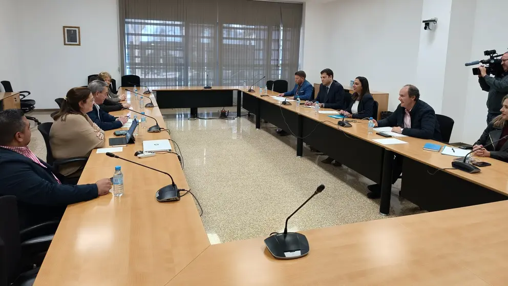 Reuni&oacute;n de la consejera de Agricultura, Sara Rubira, con la junta directiva de Apoexpa. (CARM)