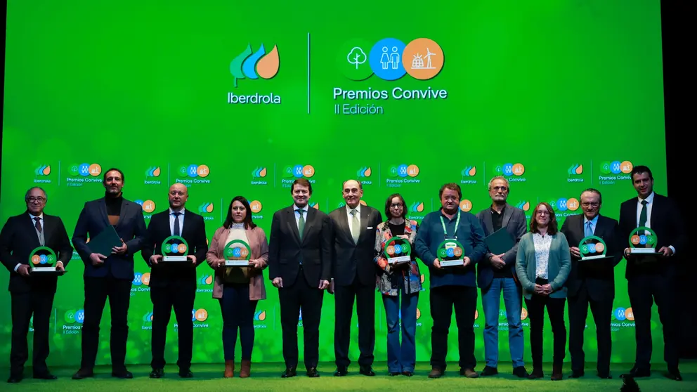 Imagen de familia con los premiados. (Iberdrola)