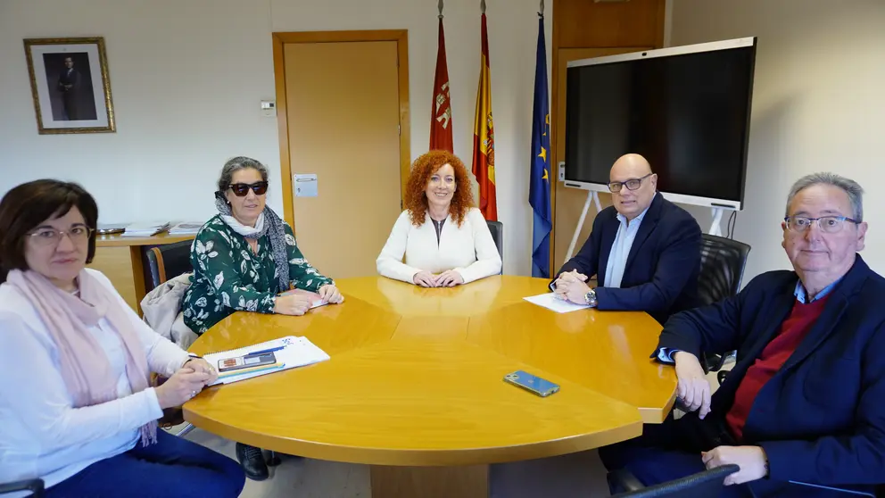 La directora general del SEF, Pilar Valero, durante la reuni&oacute;n mantenida esta semana con representantes de Cermi. (CARM)