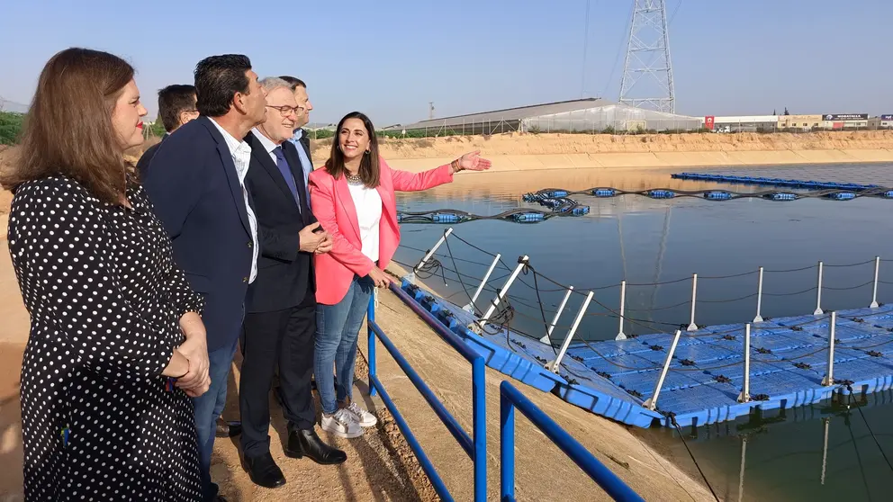 La consejera Sara Rubira visita la nueva planta solar flotante de la Comunidad de Regantes del Campo de Cartagena junto al presidente de la misma, Manuel Mart&iacute;nez, y el alcalde de Torre Pacheco, Pedro &Aacute;ngel Roca. (CARM)
