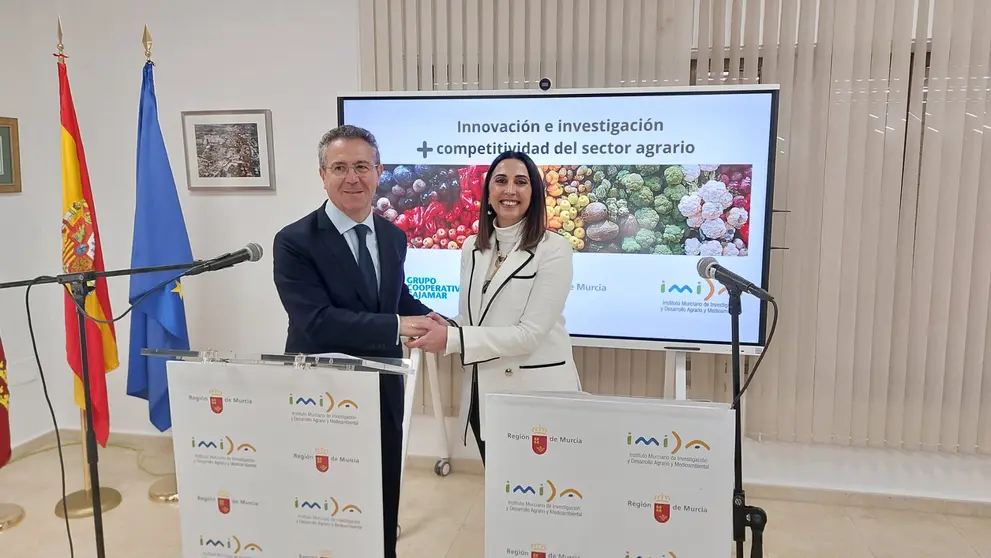 La consejera Sara Rubira y el presidente del Consejo Rector de Cajamar, Eduardo Baamonde, tras la firma del acuerdo de colaboraci&oacute;n. (CARM)