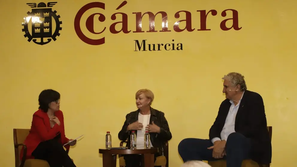 Un momento de la conversaci&oacute;n entre Fernando Romay y Matilde Campillo en la C&aacute;mara de Murcia. (C&aacute;mara de Comercio de Murcia)