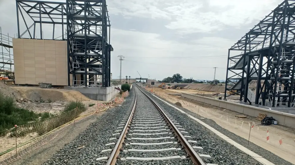 Imagen de una v&iacute;a en el tramo Murcia - Almer&iacute;a. (Ministerio de Transportes)