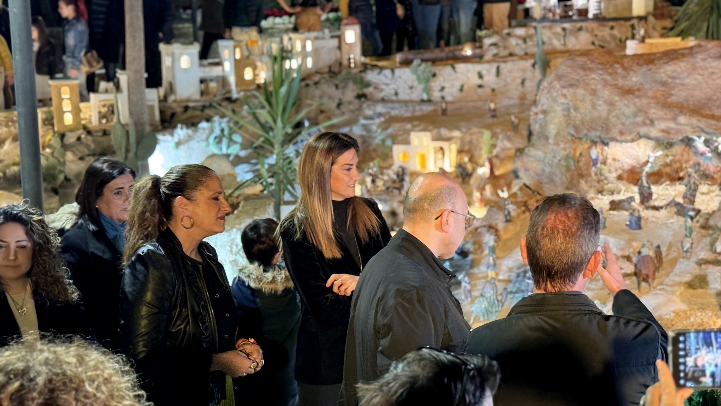 Alcaldesa de Archena y Directora General de personas mayores visitan bel&eacute;n de Archena / Foto Ayto Archena