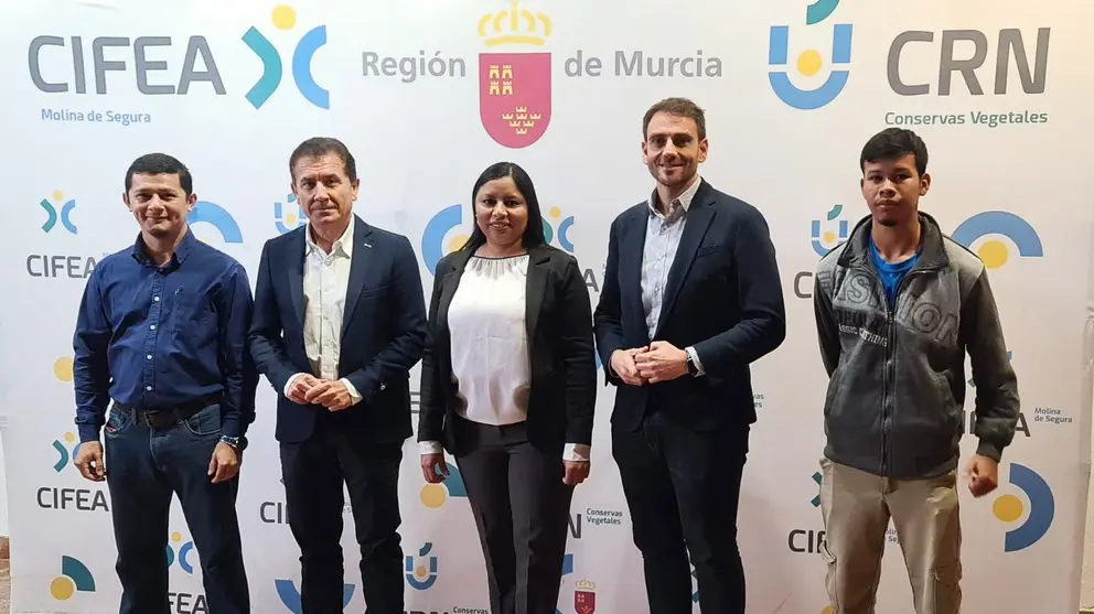 El director general de Acci&oacute;n Exterior y Cooperaci&oacute;n, Juan Jos&eacute; Almela (2&ordm; por la derecha), la directora general de Educaci&oacute;n Escolar Ind&iacute;gena de Paraguay, Myrian Rebeca N&uacute;&ntilde;ez, el director del CIFEA de Molina de Segura, Pedro Angosto, y los dos alumnos que han recibido formaci&oacute;n agroalimentaria en la Regi&oacute;n. (CARM)