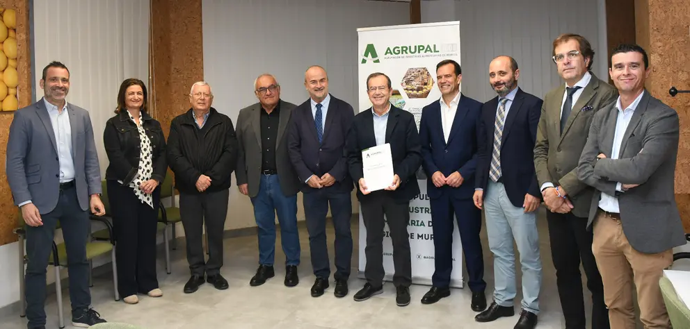 Imagen de familia del jurado de los I Premios de la Industria Alimentaria de la Regi&oacute;n, organizados por Agrupal. (Agrupal)