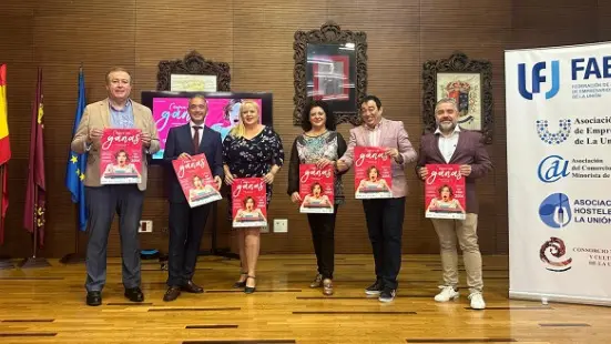 Foto del acto de presentaci&oacute;n de la campa&ntilde;a. De izquierda a derecha: Carlos Bernab&eacute; (FAEPU), Rafael G&oacute;mez (Dir. Gen. Comercio), Mar&iacute;a Teresa L&oacute;pez (ayto. La Uni&oacute;n), Laura Gim&eacute;nez (ayto. La Uni&oacute;n), Jos&eacute; Hern&aacute;ndez (2VM) y Estanislao Mart&iacute;nez (Asociaci&oacute;n de Comercio Minorista de La Uni&oacute;n). (2VM)