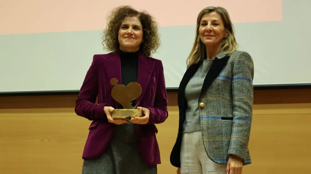 La coordinadora de Responsabilidad Social, In&eacute;s L&oacute;pez, a la izquierda, recogi&oacute; el premio de la CARM. (UMU)