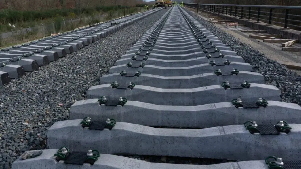 Instalaci&oacute;n de traviesas. (Ministerio de Transportes)