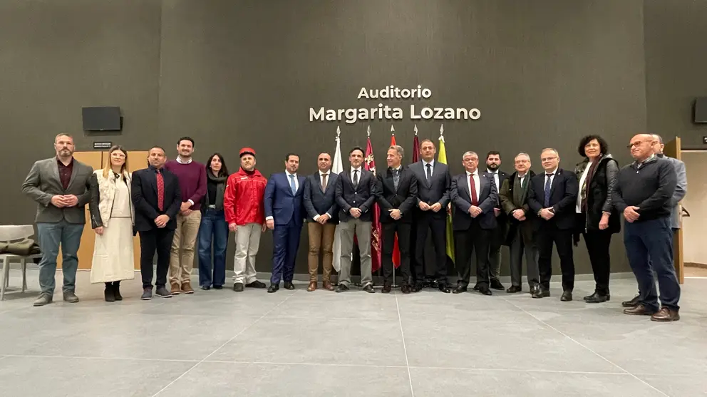 Foto de familia durante el encuentro. (CARM)