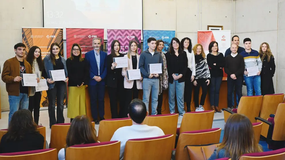 Foto de familia de los asistentes a los premios a trabajos de Bachillerato en la Facultad de Econom&iacute;a y Empresa de la UMU. (Universidad de Murcia)