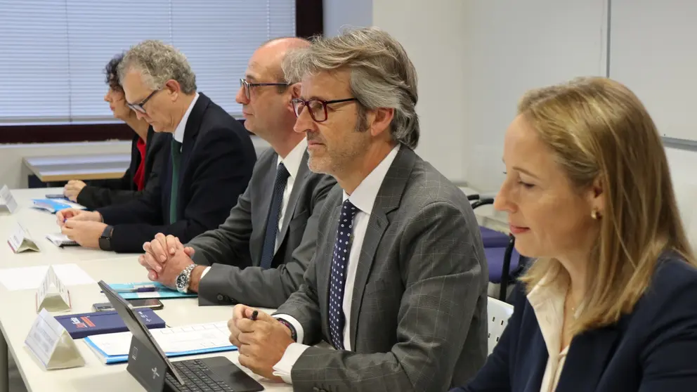 El consejero de Hacienda preside la reuni&oacute;n de la Mesa General de Funci&oacute;n P&uacute;blica, donde se ha negociado una oferta de empleo p&uacute;blico para 2024 que incluye 248 nuevas plazas y otras 350 de promoci&oacute;n profesional. (CARM)