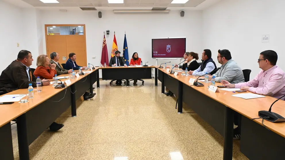 El presidente del Gobierno regional, Fernando L&oacute;pez Miras, junto a la consejera de Pesca, Sara Rubira, durante la reuni&oacute;n celebrada con representantes de las cuatro cofrad&iacute;as de pescadores de la Regi&oacute;n para analizar la situaci&oacute;n de la pesca de arrastre. (CARM)