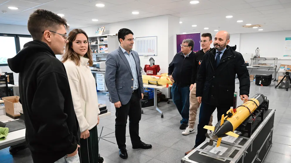 El director general del Info, Joaqu&iacute;n G&oacute;mez, durante su visita a Kogarashi. (CARM)