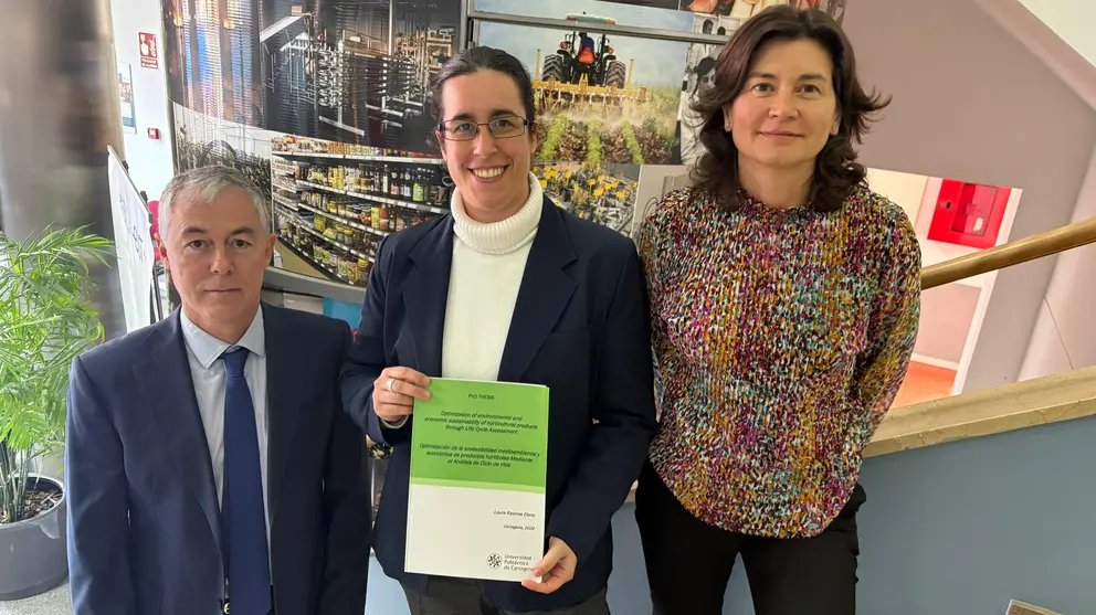 Imagen de Laura Rasines, con su tesis y junto a sus directores, en la Escuela de Agr&oacute;nomos de la UPCT. (UPCT)