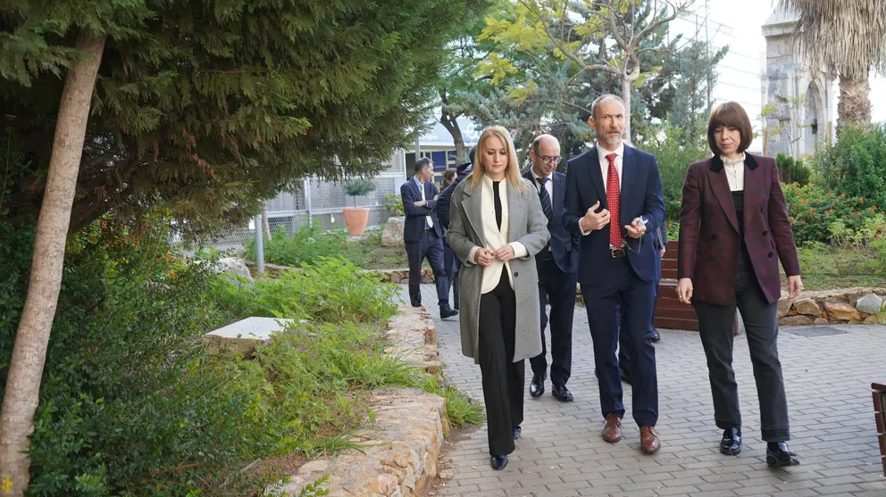 La delegada del Gobierno de Espa&ntilde;a en la Regi&oacute;n, Mariola Guevara; el rector de la UPCT, Mathieu Kessler; y la ministra de Ciencia, Innovaci&oacute;n y Universidades, Diana Morant; durante la visita a la UPCT. (UPCT/Twitter)