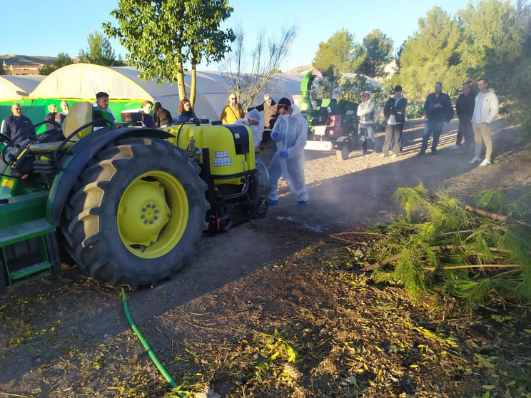 Imagen de archivo de varios alumnos en un curso de formaci&oacute;n especializada en el sector agr&iacute;cola. (CARM)