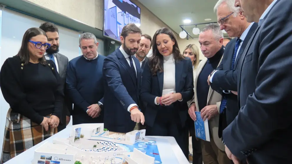 La consejera Carmen Conesa, con miembros de su equipo y alcaldes, ante la maqueta del estand de la Regi&oacute;n en Fitur 2025. (CARM)