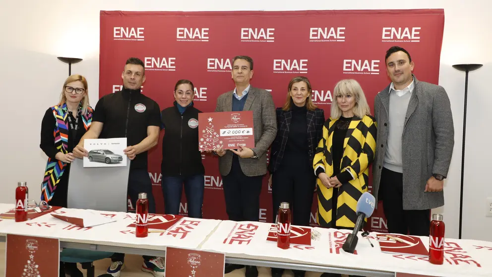 ENAE entrega lo recaudado en su iniciativa '&Aacute;rbol Solidario' a la compa&ntilde;&iacute;a de teatro de Paiporta, La Tourn&eacute; Teatro. (ENAE Business School)