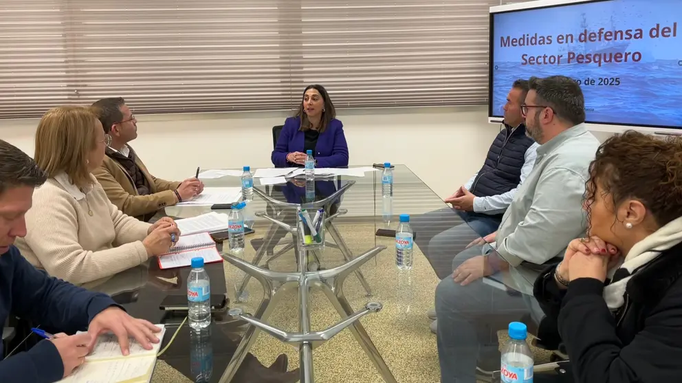 La consejera de Pesca, Sara Rubira, con los patrones mayores de las cofrad&iacute;as de pescadores de la Regi&oacute;n en la reuni&oacute;n para informar de los avances logrados en materia de pesca de arrastre tras la reuni&oacute;n mantenida con el Gobierno de Espa&ntilde;a. (CARM)