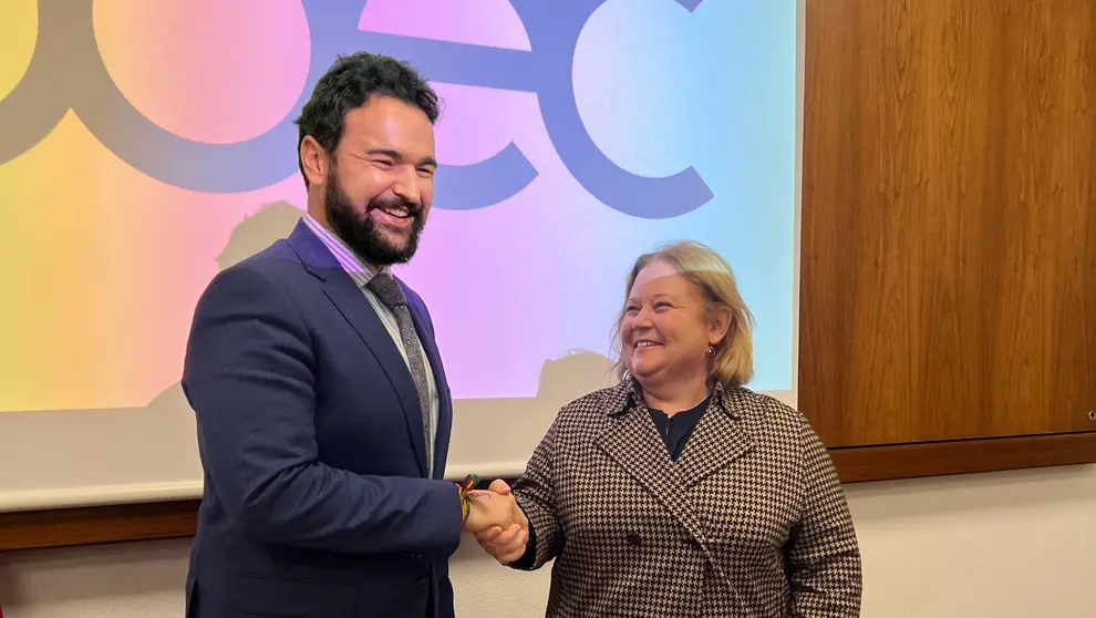 La presidenta de COEC, Ana Correa Medina, y el alcalde de La Uni&oacute;n, Joaqu&iacute;n Zapata, rubrican el acuerdo. (COEC)