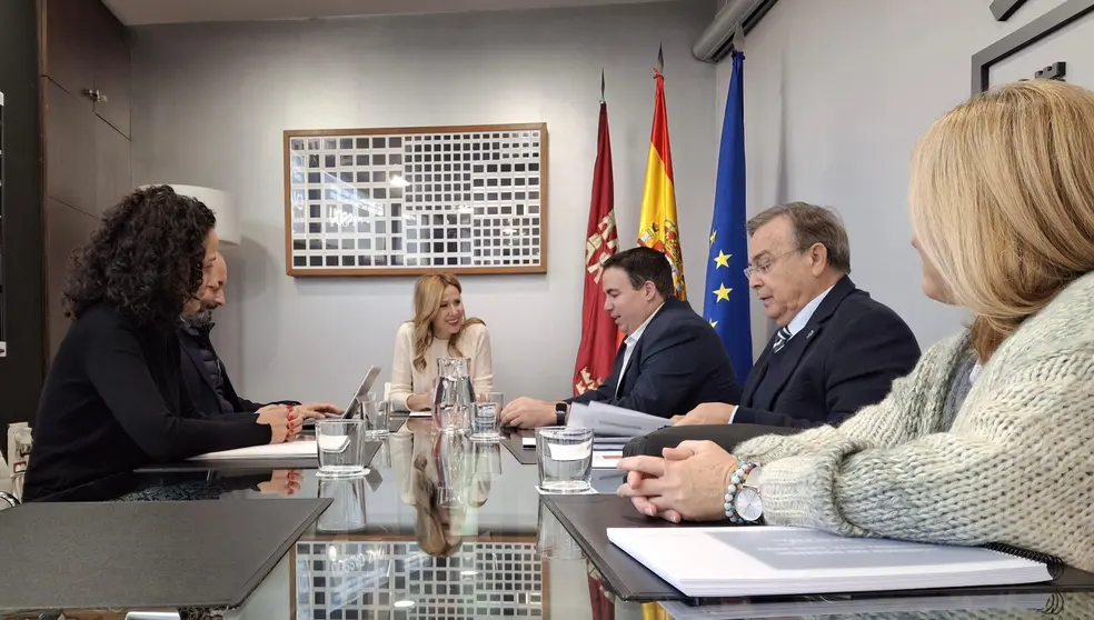 Un momento de la reuni&oacute;n de la consejera de Empresa, Marisa L&oacute;pez, con el presidente de la Fundaci&oacute;n Isaac Peral, Alfonso Corbal&aacute;n, y con el director gerente de esta entidad, Patricio Valverde. (CARM)