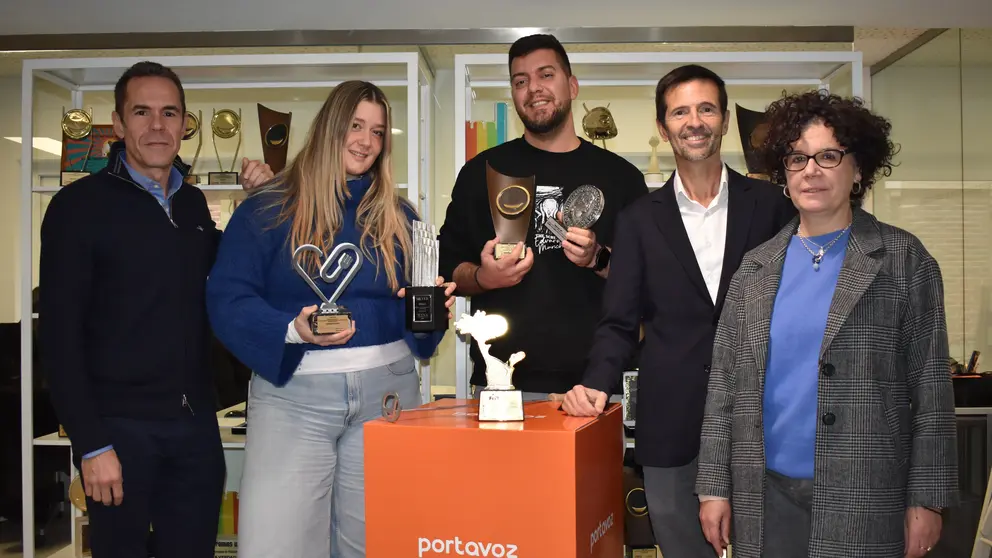 Javier Franco, Casilda Hern&aacute;ndez, Toni Ortega, Carlos Recio, Olaya Guillam&oacute;n, del equipo de Portavoz, celebran el 30 aniversario de la agencia. (Portavoz)