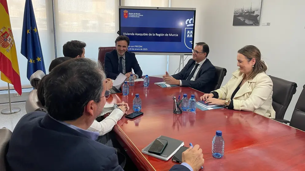 El consejero de Fomento e Infraestructuras, Jorge Garc&iacute;a Montoro, y el presidente de Frecom, Jos&eacute; Hern&aacute;ndez, durante la reuni&oacute;n sobre el nuevo modelo de 'Vivienda Asequible de la Regi&oacute;n de Murcia'. (CARM)