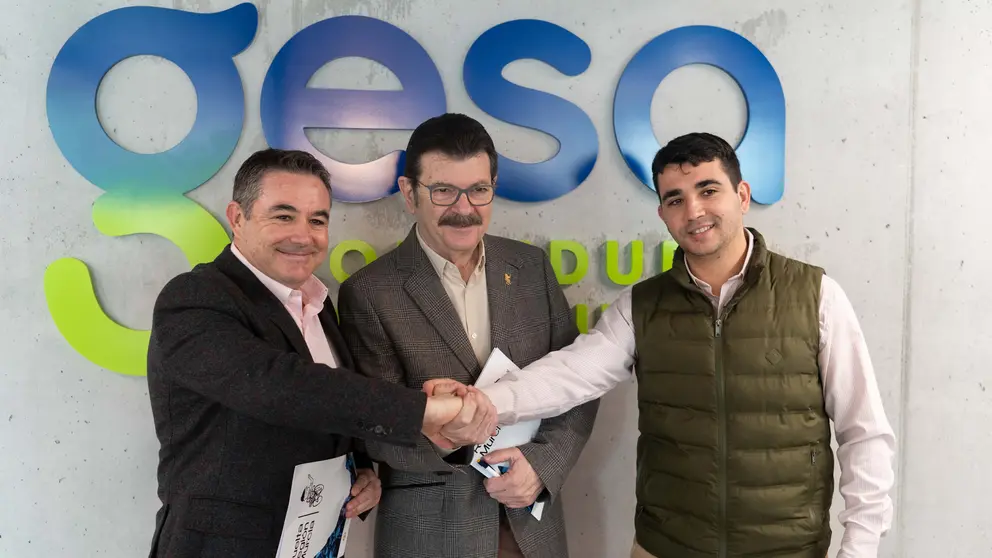 Mariano y Pablo Albaladejo de Gesa sellan el acuerdo de patrocinio de la Vuelta Ciclista a la Regi&oacute;n de Murcia Costa C&aacute;lida, junto a Francisco Guzm&aacute;n, su organizador. (Gesa Mediaci&oacute;n)