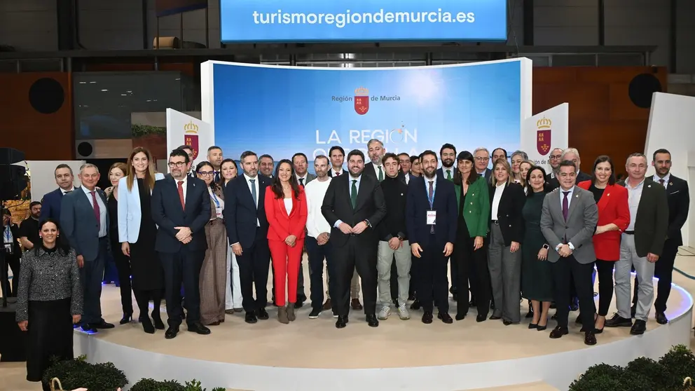 Imagen de familia durante la celebraci&oacute;n del D&iacute;a de la Regi&oacute;n de Murcia en Fitur. (CARM)