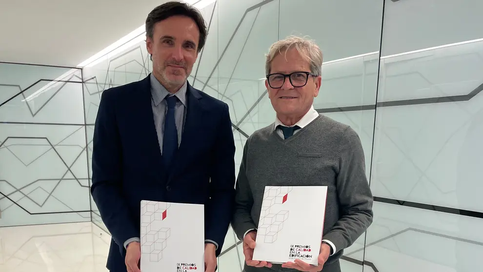 El consejero de Fomento e Infraestructuras, Jorge Garc&iacute;a Montoro, y el presidente de Coaatiemu, Antonio Luis M&aacute;rmol, tras la reuni&oacute;n mantenida en la sede colegial. (CARM)